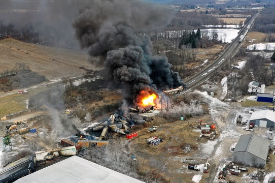 Alarma en Ohio: tren libera material tóxico y arriesga peligrosa explosión