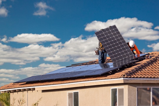 Hogares con paneles solares podrán vender energía eléctrica a sus vecinos