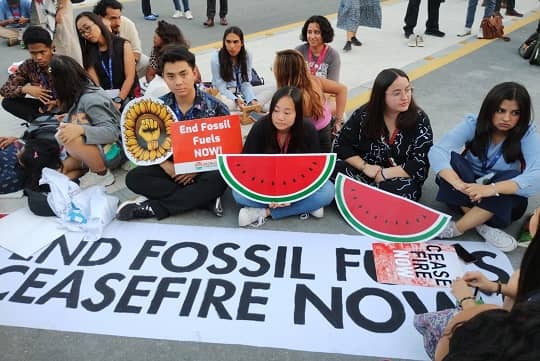COP28: “La Tierra está golpeada pero no acabada”, luego de que los países acordaran abandonar los combustibles fósiles