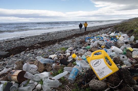 Greenpeace advierte que Chile recicla menos del 8% del plástico consumido y apunta a reducir su uso para combatir contaminación
