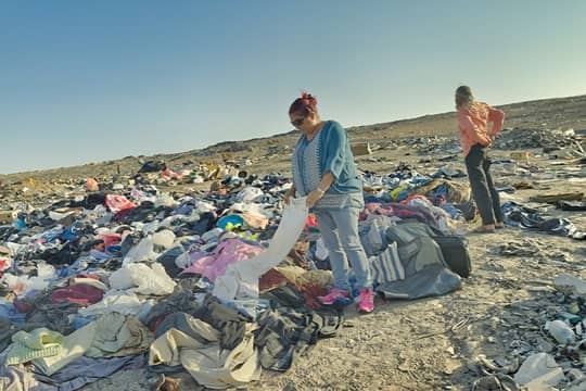 La huella del fast fashion: basurales en el Desierto de Atacama