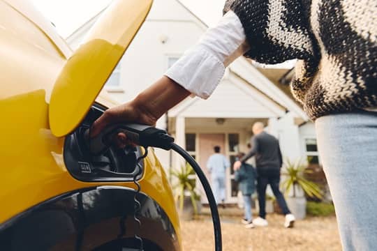 65% de los latinoamericanos aún optaría por autos a combustión pese a valorar positivamente los eléctrico
