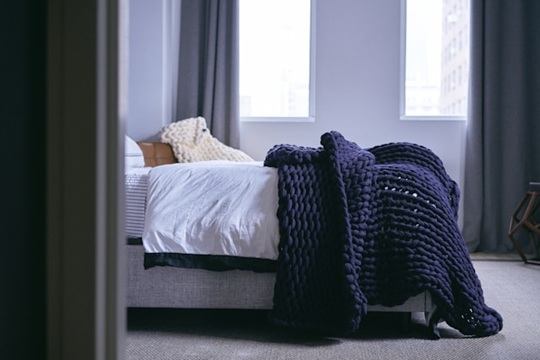Abrigar la casa en invierno: cómo elegir textiles que suman descanso, temperatura y confort